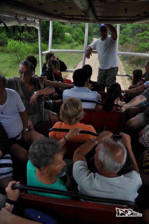 O Joca e a Ixa no caminhão para Cabo Polonio, no litoral do Uruguai